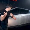 Se Elon Musk udsætte den nye Cybertruck for tæsk under præsentationen