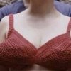 Tittens: Nu kan du varme dine hænder på konens bryster med hendes nye vante-bh