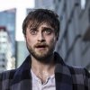 Daniel Radcliffe i morgenkåbe med pistoler monteret på hænderne i første trailer til Guns Akimbo