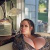 42-årig kvinde med ZZ-skål er besat af at få sine bryster større og større