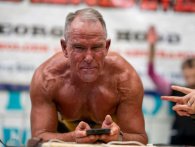 62-årig tidligere marinesoldat slår verdensrekorden for planke