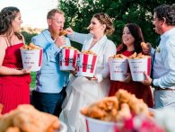 Australsk ægtepar er de første i verden til at få skræddersyet et KFC-inspireret bryllup