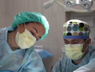 Sexshop med sygeplejerskekostumer donerer hele garderoben til hospitaler i krisetiden