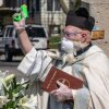 Social distancering-gudstjeneste: Præst sprøjter helligvand på folk med vandpistol