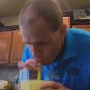 Mand har slået verdensrekord i at bunde en liter citronsaft på rekordtid