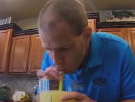 Mand har slået verdensrekord i at bunde en liter citronsaft på rekordtid