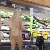 To kvindelige Youtubere udfordrer hinanden til at gå nøgen rundt i et supermarked 