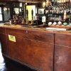 Pub installerer elektrisk hegn omkring baren for at overholde social distancering