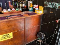 Pub installerer elektrisk hegn omkring baren for at overholde social distancering