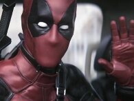 Ryan Reynolds tager pis på filmbranchen og fejrer årsdag for Deadpool-lækket 