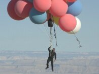 Tryllekunstner David Blaine flyver 7 km op i luften ved hjælp af balloner