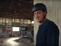 Tony Hawk prøvekører Warehouse-banen fra Pro Skater-spillet i virkeligheden