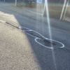 Ukendt gerningsmand har tegnet pikkemænd på vejhuller i gadebilledet