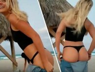 Hypnotiserende video af blondine, som bøvler med at få bukserne op over sin velformede numse