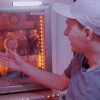 Martin har smækket matchende LED-lys i køleskabet - 33-årige Martin har bygget sit eget gaming-setup af brugte dele