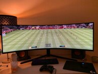 Gamer bygger det ultimative FIFA-setup, hvor han kan se hele banen på en gang
