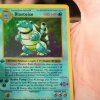 Glimmerkort-nostalgi: Se youtuber åbne 36 pakker uåbnede First-Edition Pokemon-kort fra 90'erne