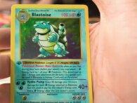 Glimmerkort-nostalgi: Se youtuber åbne 36 pakker uåbnede First-Edition Pokemon-kort fra 90'erne
