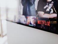Slut med aldrig at kunne beslutte sig for en film eller serie: Netflix har i dag lanceret shuffle-funktionen