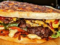Restaurant lancerer vild ædekonkurrence: Kan du spise denne 1 kilo tunge pizza-burger på 15 minutter?
