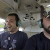 Foto: ROT8 & AV8/Youtube - Prank: Mand med nyerhvervet pilotlicens tager sin intetanende makker med på flyvetur