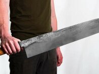 Smed viser, hvordan man laver verdens største kokkekniv