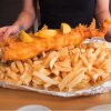 Foto: Youtube/CatersClips - 3000-kalorietung Fish-n-Chips-udfordring - kan du klare den?