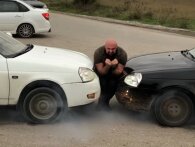 Den russiske The Rock viser muskler ved at kile sig mellem to kørende biler