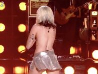 Miley Cyrus tabte sin top på scenen under live-tv til nytårsaften