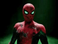 Tom Holland viser, at optagelserne til Spider-Man 3 er i gang med Spider-Man iført mundbind