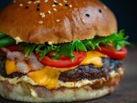 Burger Kings nye miljøplan: Køerne skal fodres med citrongræs for at reducere mængden af prutter