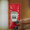 Youtube/Heinz Brasil - Heinz lancerer rød tattoo-blæk