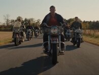 Austin Butler og Tom Hardy skubber gang i biker-bandekrig i traileren til 'The Bikeriders'
