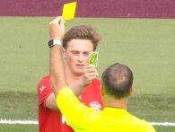 Fodboldspiller får gult kort - men smider bare et Uno-reverse kort tilbage dommerens ansigt