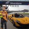 Lando Norris med Lego McLaren P1 - Fotos: LEGO - Lando Norris tager en LEGO-bygget McLaren P1 rundt på Silverstone!