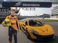 Lando Norris tager en LEGO-bygget McLaren P1 rundt på Silverstone!