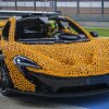 Lando Norris tager en LEGO-bygget McLaren P1 rundt på Silverstone!