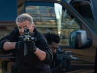 78-årige Sylvester Stallone pløkker badguys i første trailer til heist-thrilleren Armor