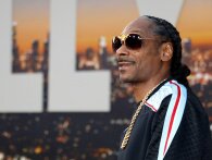 Snoop Dogg har hyret en ryger-dørmand, som sørger for, at hans gæster ikke bliver for skæve til hans fester