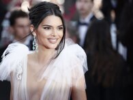 Kendall Jenner deler topløst billede: Fans er sikre på, hun har fået lavet bryster