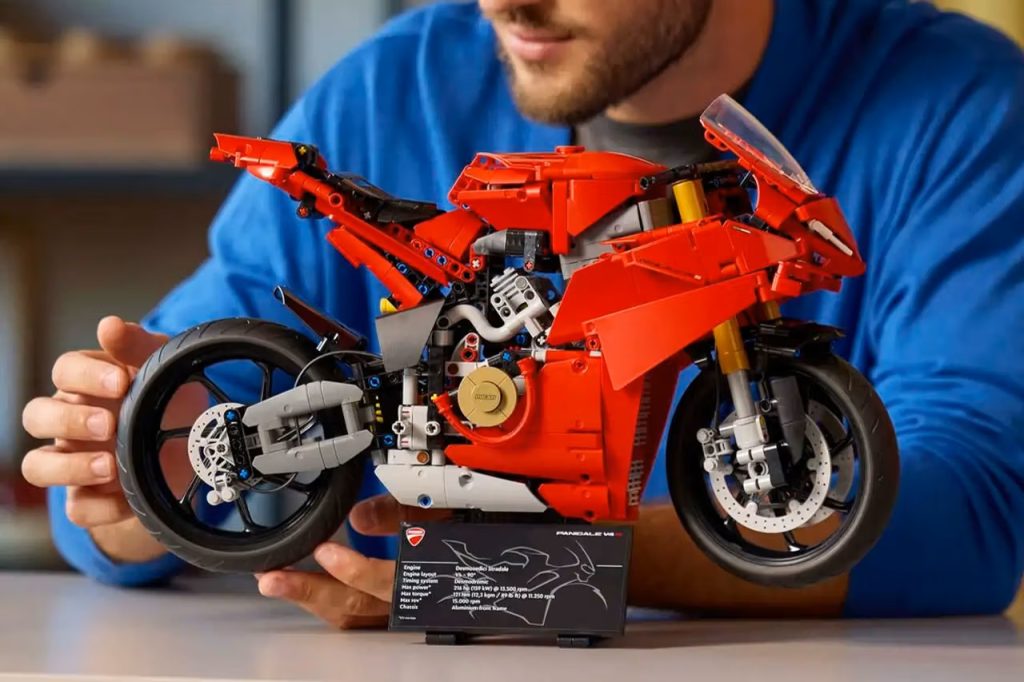 LEGO løfter sløret for Ducati Panigale V4 S i Technic-serien