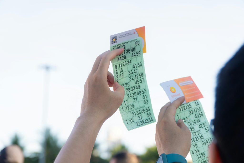 Kvinde, der vandt i lotto som 18-årig, kalder det en ‘forbandelse’