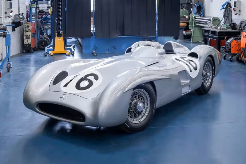 Historisk Mercedes-Benz W 196 R Streamliner solgt for over 380 millioner kroner