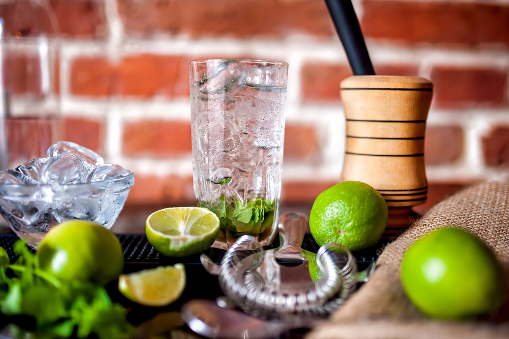 7 nemme cocktails, du kan lave derhjemme – uden at være bartender