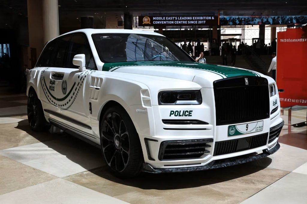 Dubais politistyrke har fået en opgradering: Nu med MANSORY-tunet Rolls-Royce Cullinan i patruljeflåden