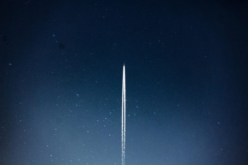 Pulsende UFO i sekskantet form fanget på video over Californiens ørken