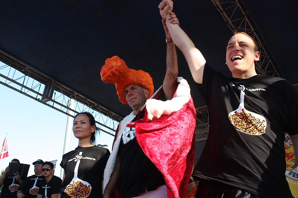 Joey Chestnut blev stoppet af vejret: Missede hotdog-rekord på trods af sin syttende sejr