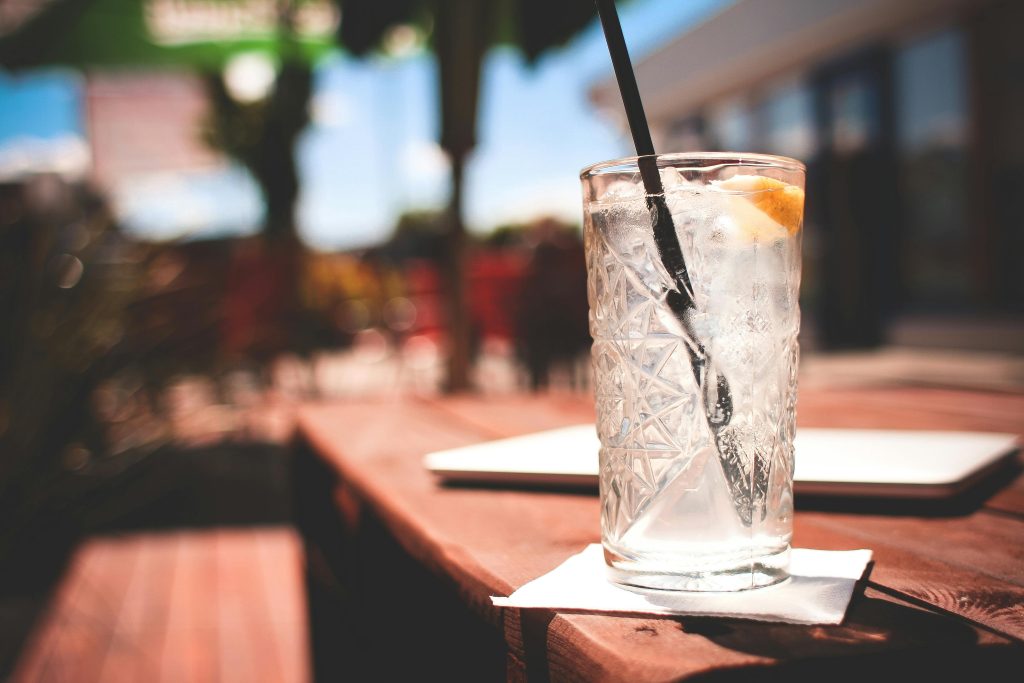 De 5 nemmeste sommerdrinks du kan lave med én hånd og åben skjorte