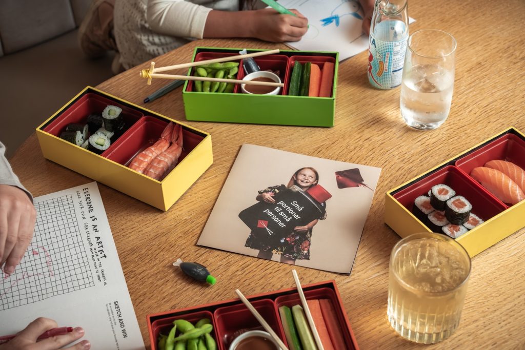 Gratis sushi til ungerne i efterårsferien: Sticks’n’Sushi inviterer hele familien