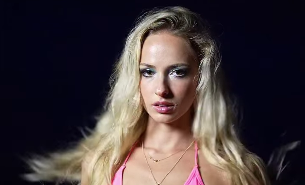 OnlyFans-stjerne Natalie Reynolds sælger ud af sit bizarre “blodbad i et glas” til 350 kroner stykket